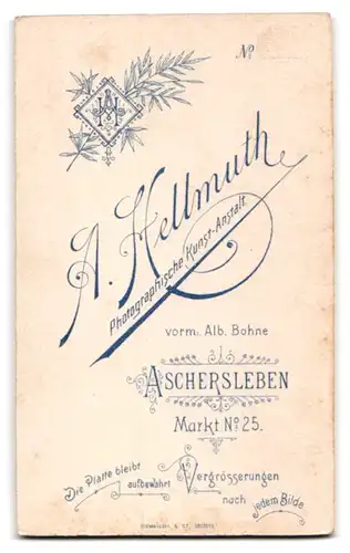 Fotografie A. Hellmuth, Aschersleben, Portrait niedliches Kleinkind im Samtkleid auf Fell stehend