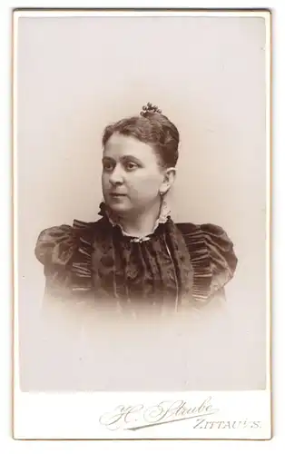 Fotografie H. Strube, Zittau i / S., Portrait bürgerliche Dame im modischen Kleid