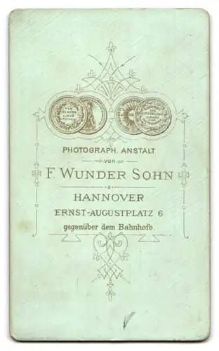 Fotografie F. Wunder Sohn, Hannover, Portrait niedliches Kleinkind im hübschen Kleid auf Sessel sitzend