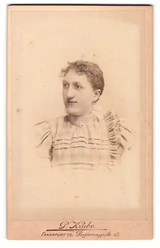 Fotografie P. Krabo, Frankfurt a / O., Portrait bürgerliche Dame mit zurückgebundenem Haar