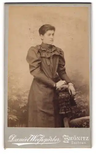 Fotografie Daniel Weissgärber, Zwönitz i. Sachsen, Portrait elegant gekleidete Dame an Stuhl gelehnt