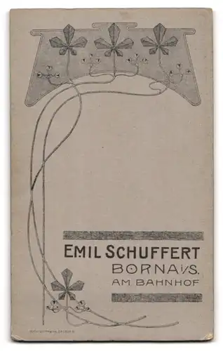 Fotografie Emil Schuffert, Borna i / S., Portrait junge Dame im schwarzen Kleid mit Kragenbrosche