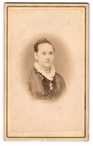 Fotografie R. Lanzendorf, Altenburg, Portrait junge Dame mit Flechtfrisur und Kreuzkette