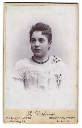 Fotografie R. Carbonnier, Braunschweig, Portrait junge Dame im weissen Kleid mit Perlenkette