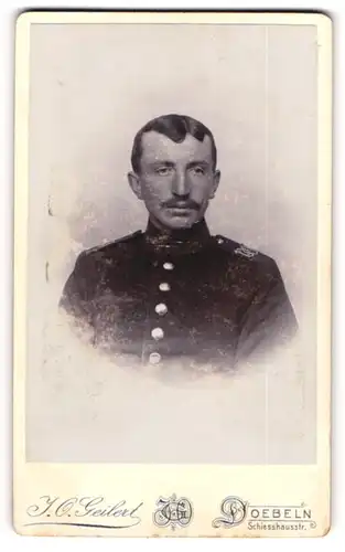 Fotografie J. O. Geilert, Doebeln, Portrait Soldat in Uniform mit Schnurrbart