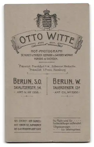 Fotografie Otto Witte, Berlin-SO, Portrait bürgerlicher Herr mit Tuch an Tisch gelehnt