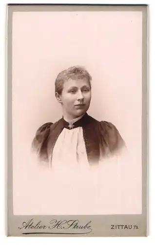 Fotografie H. Strube, Zittau i / S., Portrait junge Dame mit zurückgebundenem Haar