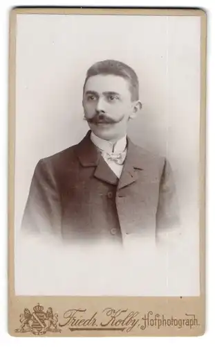 Fotografie Friedr. Kolby, Zwickau i / S., Portrait junger Mann im Anzug mit Fliege und Schnauzbart