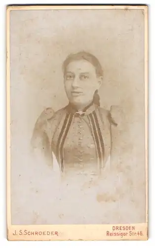 Fotografie J. S. Schroeder, Dresden, Portrait junge Dame im modischen Kleid