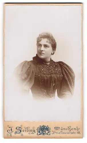 Fotografie J. Seiling, München, Portrait junge Dame im eleganten Kleid mit Puffärmeln