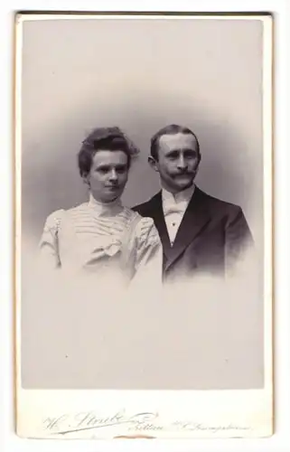Fotografie H. Strube, Zittau i / S., Portrait bürgerliches Paar in eleganter Kleidung