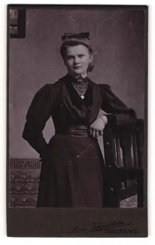 Fotografie Louis Schindhelm, Ebersbach i / S., Portrait junge Dame im eleganten Kleid mit Herzkette