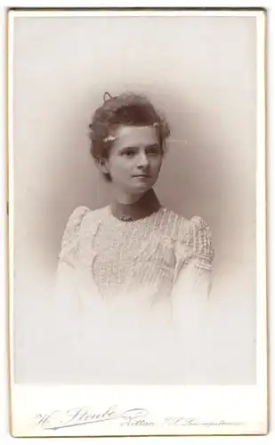 Fotografie H. Strube, Zittau i / S., Portrait junge Dame im zeitgenössischen Kleid