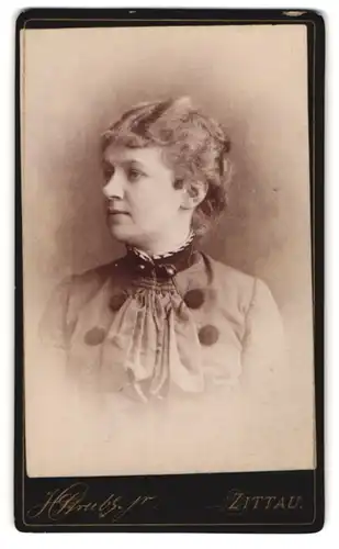 Fotografie H. Strube jr., Zittau, Portrait junge Dame in modischer Kleidung