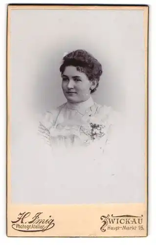 Fotografie H. Imig, Zwickau, Portrait junge Dame im weissen Kleid mit Ansteckblumen