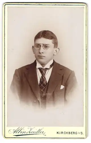 Fotografie Albin Zeidler, Kirchberg i / S., Portrait junger Mann im Anzug mit Krawatte und Zwicker