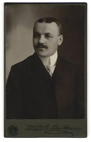Fotografie E. Scheithauer, Zwickau i / S., Portrait junger Herr im Anzug mit Krawatte und Schnurrbart