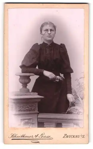 Fotografie Scheithauer & Giese, Zwickau i / S., Portrait junge Dame im schwarzen Kleid mit Zwicker