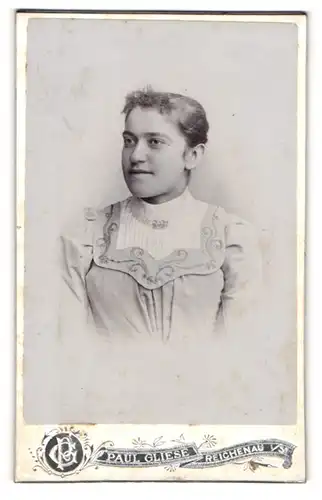 Fotografie P. Gliese, Reichenau i / S., Portrait junge Dame im eleganten Kleid mit Kragenbrosche