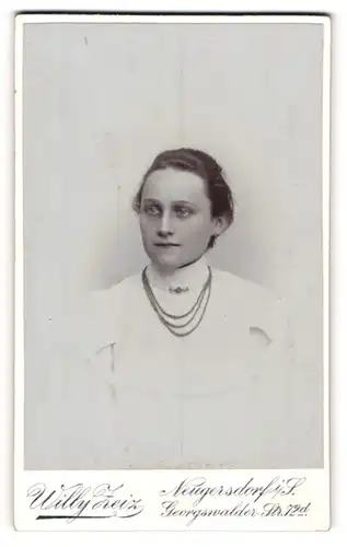 Fotografie Willy Zeiz, Neugersdorf i / S., Portrait junge Dame mit Kragenbrosche und Halskette