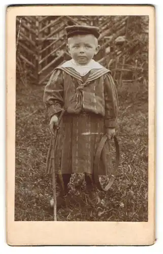 Fotografie unbekannter Fotograf und Ort, Portrait kleines Mädchen im hübschen Kleid mit Reifen