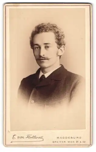 Fotografie E. von Flottwell, Magdeburg, Portrait modisch gekleideter Mann mit Zwirbelbart