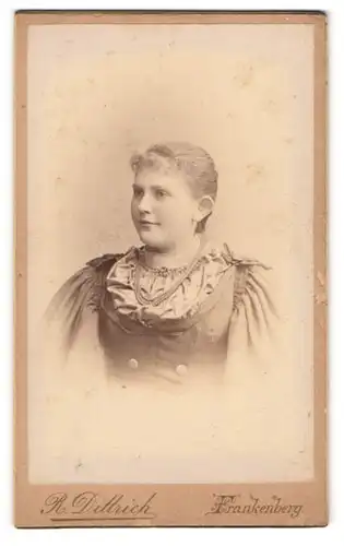 Fotografie R. Dittrich, Frankenberg i / S., Portrait junge Dame in festlicher Kleidung mit Perlenkette