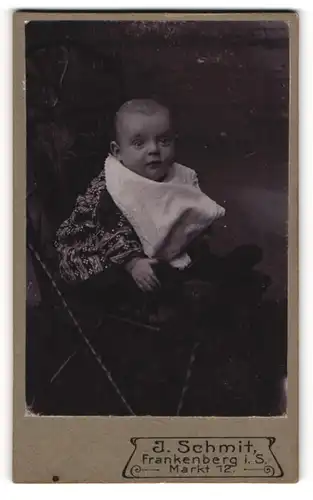 Fotografie J. Schmit, Frankenberg i. S., Portrait niedliches Kleinkind im hübschen Kleid mit Latz