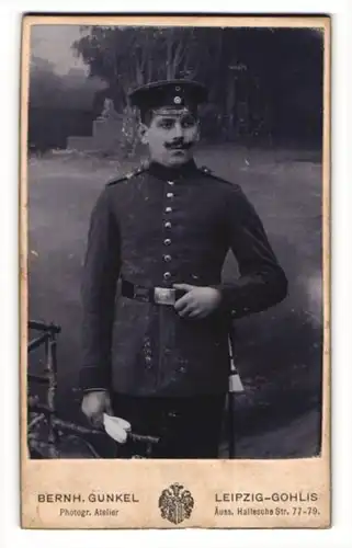 Fotografie Bernh. Gunkel, Leipzig-Gohlis, Portrait Soldat in Uniform mit Schirmmütze und Handschuhen