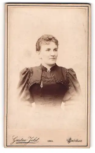 Fotografie Gustav Jobst, Zwickau, Portrait bürgerliche Dame in festlicher Kleidung