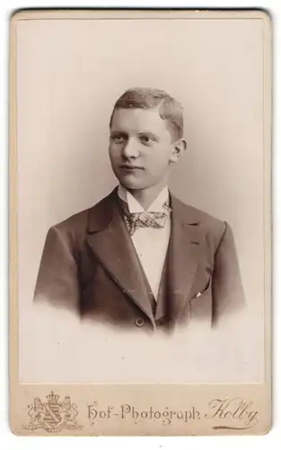 Fotografie Kolby, Zwickau i / S., Portrait junger Mann im Anzug mit Fliege