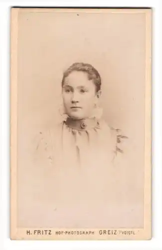 Fotografie H. Fritz, Greiz i / Voigtl., Portrait junge Dame mit zurückgebundenem Haar