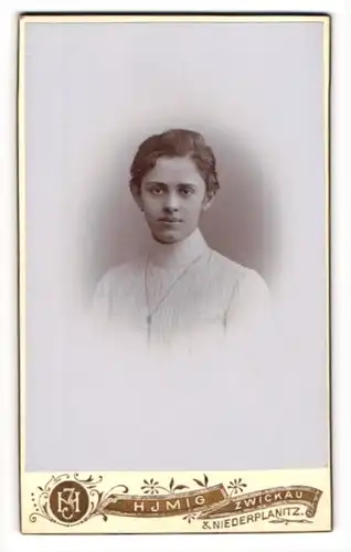 Fotografie Heinrich Imig, Zwickau, Portrait junge Dame in weisser Kleidung mit Halskette