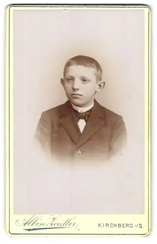 Fotografie Albin Zeidler, Kirchberg i / S., Portrait kleiner Junge im Anzug mit Fliege