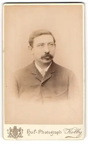 Fotografie J. F. Kolby, Zwickau i / S., Portrait modisch gekleideter Herr mit Bart