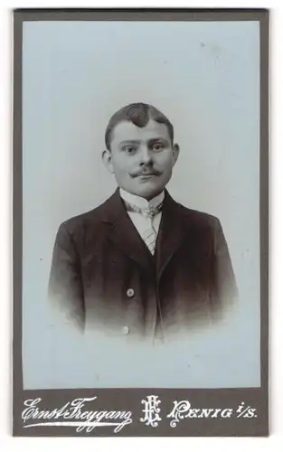 Fotografie Ernst Freygang, Penig i / S., Portrait junger Mann im Anzug mit Krawatte und Schnurrbart