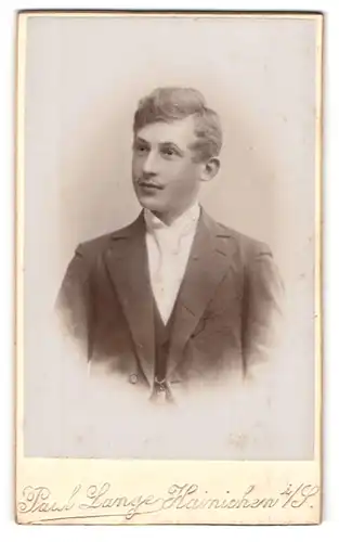 Fotografie Paul Lange, Hainichen i / S., Portrait junger Mann im Anzug mit Krawatte