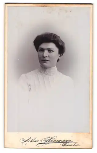 Fotografie Arthur Heinemann, Hainichen, Portrait bürgerliche Dame im weissen Kleid mit Stickerei