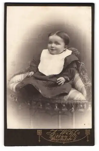 Fotografie A. Wehle, Zittau i / S., Portrait niedliches Kleinkind im hübschen Kleid mit Latz