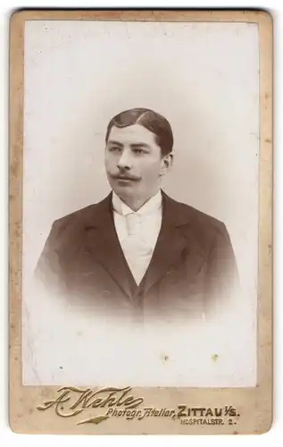 Fotografie A. Wehle, Zittau i / S., Portrait elegant gekleideter Mann mit Zwirbelbart