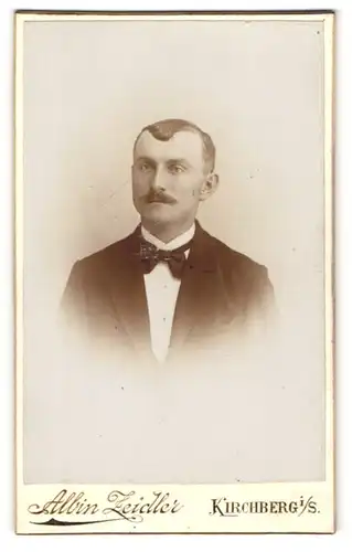 Fotografie Albin Zeidler, Kirchberg i / S., Portrait eleganter Herr mit Fliege und Schnurrbart
