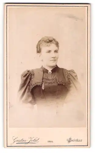 Fotografie Gustav Jobst, Zwickau, Portrait bürgerliche Dame im festlichen Kleid