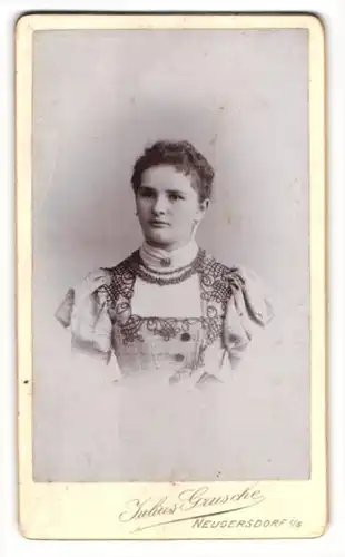 Fotografie Julius Grusche, Neugersdorf i / S., Portrait junge Dame im modischen Kleid