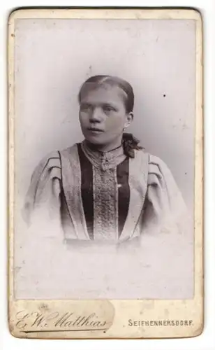 Fotografie E. W. Matthias, Seifhennersdorf, Portrait junge Dame im modsichen Kleid mit Schleife