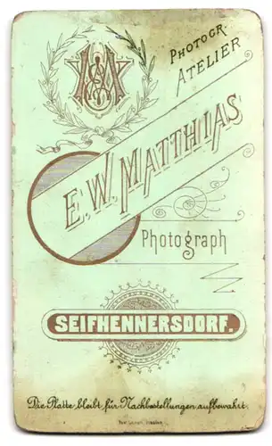 Fotografie E. W. Matthias, Seifhennersdorf, Portrait junge Dame im modsichen Kleid mit Schleife