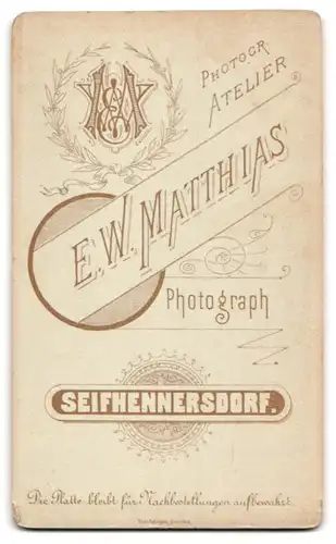 Fotografie W. W. Matthias, Seifhennersdorf, Portrait kleines Mädchen im hübschen Kleid mit Haarschleife