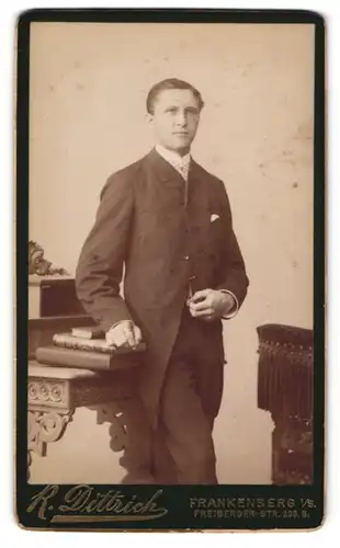 Fotografie R. Dittrich, Frankenberg i / S., Portrait bürgerlicher Herr mit Büchern an Schreibtisch gelehnt