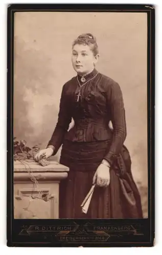 Fotografie R. Dittrich, Frankenberg, Portrait bürgerliche Dame mit Kreuzkette und Fächer