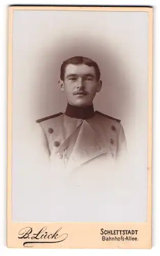 Fotografie B. Lück, Schlettstadt, Portrait Förster in Dienstkleidung