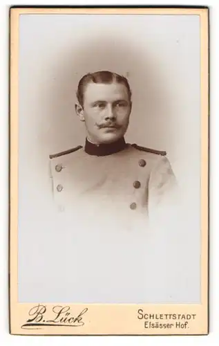 Fotografie B. Lück, Schlettstadt, Portrait Förster in Dienstkleidung